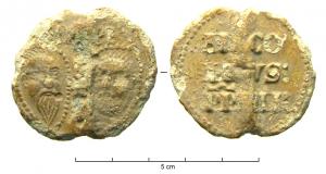 BUL-9083 - Bulle pontificaleplombDisque épais en plomb, perforé pour le passage de rubans, et frappé au nom du pape émetteur : sur une face, les têtes schématisées de Pierre et Paul, SPA - SPE ; au revers : (Nicolas III, O.S.B., pape de 1277 à 1280).