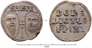 BUL-9089 - Bulle pontificaleplombDisque épais en plomb, perforé pour le passage de rubans, et frappé au nom du pape émetteur : sur une face, les têtes schématisées de Pierre et Paul, SPA - SPE ; au revers : BENE / DICTVS / PP:XI (Benoît XI, O.P., pape de 1303 à 1304).