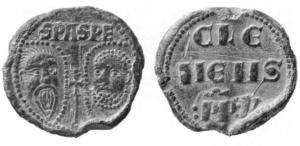 BUL-9090 - Bulle pontificaleplombDisque épais en plomb, perforé pour le passage de rubans, et frappé au nom du pape émetteur : sur une face, les têtes schématisées de Pierre et Paul, SPA - SPE ; au revers : CLE / MENS / PP.V (Clément V, pape de 1305 à 1314).