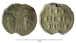 BUL-9093 - Bulle pontificaleplombDisque épais en plomb, perforé pour le passage de rubans, et frappé au nom du pape émetteur : sur une face, les têtes schématisées de Pierre et Paul, SPA - SPE ; au revers : CLE / MENS / PP VI  (Clément VI, O.S.B., pape de 1342 à 1352).