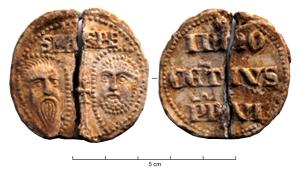 BUL-9094 - Bulle pontificaleplombDisque épais en plomb, perforé pour le passage de rubans, et frappé au nom du pape émetteur : sur une face, les têtes schématisées de Pierre et Paul, SPA - SPE ; au revers : INNO / CENTIVS / PP • VI (Innocent VI, pape de 1352 à 1362).