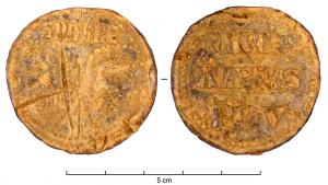 BUL-9095 - Bulle pontificaleplombDisque épais en plomb, perforé pour le passage de rubans, et frappé au nom du pape émetteur : sur une face, les têtes schématisées de Pierre et Paul, SPA - SPE ; au revers : VRB / ANVS / PP.V (Urbain V, O.S.B., pape de 1362 à 1370).
