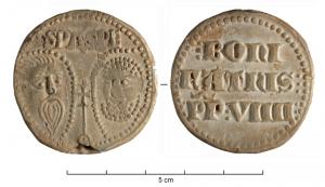 BUL-9098 - Bulle pontificaleplombDisque épais en plomb, perforé pour le passage de rubans, et frappé au nom du pape émetteur : sur une face, les têtes schématisées de Pierre et Paul, SPA - SPE ; au revers : (Boniface IX, pape de 1389 à 1404).