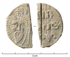 BUL-9101 - Bulle pontificaleplombDisque épais en plomb, perforé pour le passage de rubans, et frappé au nom du pape émetteur : sur une face, les têtes schématisées de Pierre et Paul, SPA - SPE ; au revers : •MAR / TINVS• / •PP•V• (Martin V, pape de 1417 à 1431).