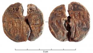BUL-9102 - Bulle pontificaleplombDisque épais en plomb, perforé pour le passage de rubans, et frappé au nom du pape émetteur : sur une face, les têtes schématisées de Pierre et Paul, SPA - SPE ; au revers : •EVGEN / IVS•PP / •IIII• (Eugène IV, O.S.A., pape de 1431 à 1447).