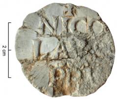 BUL-9103 - Bulle pontificaleplombDisque épais en plomb, perforé pour le passage de rubans, et frappé au nom du pape émetteur : sur une face, les têtes schématisées de Pierre et Paul, SPA - SPE ; au revers : + / NICO / LAVS / PP V (Nicolas V, O.P., pape de 1447 à 1455).