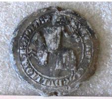 BUL-9127 - Bulle seigneuriale : baronnie de MévouillonplombBulle frappée sur les deux faces : dauphin chargeant à cheval à gauche; autour, BVLLA DNI DALPH VIEN. Revers : écu du Dauphiné, dans un cercle lobé, autour : BARONIE MEDVLLIONIS.