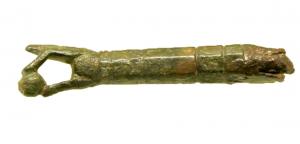 CAC-4003 - Couteau à affûter les calamesbronze, ferPetit couteau à manche de bronze coulé, massif (parfois étamé), simplement orné de cannelures longitudinales et parfois de rinceaux gravés sur les tranches ; la prise en main est facilitée par deux moulures creuses au départ de la lame ; à l'autre extrémité, la soie en fer ressort souvent sous la forme de deux volutes rabattues sur le manche.