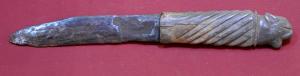 CAC-4033 - Couteau à affûter les calamesfer, osCouteau à lame courte et étroite, dos et fil parallèles; le manche est sculpté de profondes cannelures en torsade, et terminé par une tête de fauve.