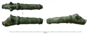 CAC-4035 - Couteau à affûter les calamesfer, bronzePetit couteau (?) en fer (?), à manche de bronze de faible diamètre (marqué d'ocelles comme pour évoquer une branche ou une massue d'Hercule), terminé par une tête de sanglier.