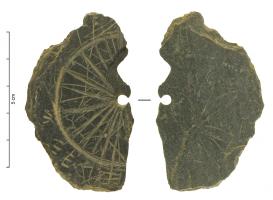 CAS-8001 - Cadran solaire portatifpierreCadran solaire portatif gravé sur un morceau d'ardoise avec une perforation centrale pour accueillir un gnomon ou style, la périphérie présente des symboles sur certains segments.