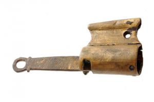 CDN-6004 - Cadenas cylindriquebronzeCadenas constitué d'un corps cylindrique, comprenant le système de verrouillage qu'on actionne par une clé glissée dans une ouverture latérale, et une plaque solidement rivetée sur un long côté, percée d'un trou pour assujettir l'objet à l'aide d'une chaînette.