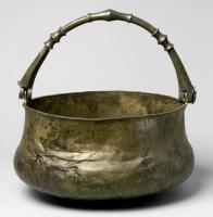 CHD-3002 - Chaudron à anse mobilebronzeChandron à panse renflée, col vertical et lèvre légèrement épaissie; deux oreilles diamétralement opposées, prolongeant le col, servent à l'articulation d'une anse coulée marquée de trois groupes de nodosités.