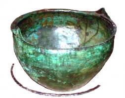CHD-5001 - ChaudronbronzeChaudron à panse hémisphérique ou légèrement tronconique, fond arrondi ou plat, caractérisé par un bord horizontal martelé, d'ù émergent deux attaches triangulaires redressées, où se fixe une anse mobile.