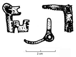 CLE-4042 - Clé-bague à rotationbronzeTPQ : 1 - TAQ : 300Simple anneau à partir duquel se projette latéralement une tige à canon creux, prolongée par un panneton ajouré, destiné à une serrure à mouvement rotatif. Les exemplaires les plus soignés portent un décor incisé, perlé, avec cercles estampés etc.
