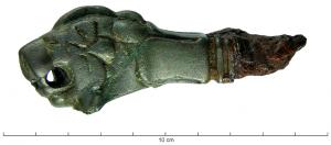 CLE-4070 - Clé : avant-train de lion émergeant d'un fleuronbronze, ferTPQ : 1 - TAQ : 400Clé en fer à manche coulé en bronze, en forme de lion couché, la tête posée entre les pattes antérieures, le corps émergeant d'un fleuron est coupé au niveau de l'encolure.. 