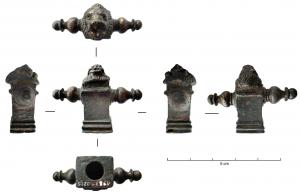 CLE-4143 - Clé à translationbronzeTPQ : 1 - TAQ : 300Clé à translation à manche de bronze doté à sa base d'une perforation pour fixation au plomb sur une tige en fer. Le manche adopte une forme parallélépipédique mouluré en partie distale et est doté sur les cotés d'un appendices composés d'une balustre, d'un disque plat et d'une boule. La partie proximale adopte la forme d'un protomé de lion dont le pelage est rendu par des incisions définissant des mèches.