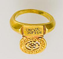 CLE-4178 - Clé-bagueorTPQ : 300 - TAQ : 400Clé-bague coulée, anneau épais avec un chaton rectangulaire, inscrit, à partir duquel se projette latéralement un panneton ajouré, constitué d'un disque percé d'ajours.