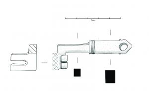 CME-4010 - Clé à translationbronze, ferTPQ : / - TAQ : /Clé au manche à tête pointue et base soulignée de bourrelets. La tige est de section quadrangulaire tandis que le panneton reste incomplet.