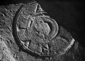 COV-4045 - Tuile estampillée LAEVI ou LAEVINVSterre cuiteTuile estampillée LAEVI (ou LAEVINVS), dans un cartouche circulaire, autour d'un anneau.