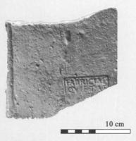 COV-4101 - Tuile estampillée FABRICIAE QVIETAEterre cuiteTPQ : 50 - TAQ : 150Empreinte antique d'un signaculum métallique sur tuile : dans un cadre, FABRICIAE / QVIETAE.