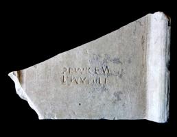 COV-4356 - Tuile estampillée L.MANILI PRIMIGENterre cuiteTuile estampillée L.MANILI PRIMIGEN, rétrograde en creux, sans cadre.