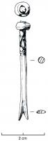 CPO-4002 - Coupe-ongle Bone Disc Typebronze, osCoupe-ongle en bronze, court, avec un décor d'incisions au sommet. La tête est effilée et pourvue d'une petite perle en os facilitant l'usage de l'instrument.