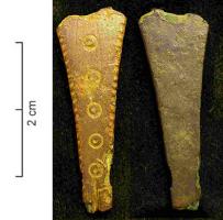 CPO-4022 - Coupe-ongle : Late Roman flat-bladed GroupbronzeCoupe-ongle (anc. scalptorium) dont la bélière est placée sur un plan parallèle ou perpendiculaire au corps, de section plane ou rubanée. Le corps plat, de forme variable, plus ou moins en forme de feuille, est décoré avec diverses combinaisons d'ocelles ou d'entailles, ce qui constitue la caractéristique principale du type.
