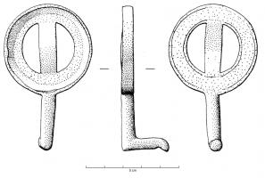 CRS-4006 - CrochetbronzeTPQ : 1 - TAQ : 100Crochet à angle droit, en forme de doigt, émergeant d'un disque plat, ajouré, barré d'une bande verticale.