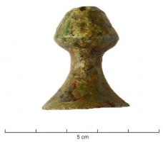 CSQ-3031 - Casque de type BuggenumbronzeTPQ : -75 - TAQ : 1Casque en forme de calotte hémisphérique, sans aucune ornementation,  terminé par un bouton mouluré creux, mais refermé au sommet; le bord horizontal est interrompu par un couvre-nuque peu développé; la base du timbre étant parfois ornée d'un décor finement incisé; deux petits trous sur les côtés permettaient de fixer une jugulaire.
