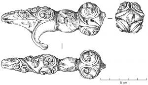 CTO-3007 - Couteaufer, bronzeCouteau en fer, à manche de bronze à décor plastique : le pommeau est orné de quatre motifs spîralés, la partie médiane étranglée est lisse, et la garde comporte un ergot en crichet, recourbé vers le bas, ainsi qu'un appendice triangulaire très décoré qui épouse le départ du dos : motifs curvilignes et esses assymétriques dans le style celtique.