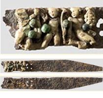 CTO-4025 - Couteau à manche rapportéfer, osCouteau à dos parallèle au fil, puis incurvé pour former la pointe, le fil restant rectiligne; soie plate percée de plusieurs trous de rivets, en bronze, retenant sur une face un relief en os formant un manche.