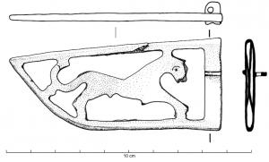 CTO-4031 - Fourreau de couteaubronzeFourreau en tôle ajourée, époussant la forme d'une pointe de lame courte et large, à dos droit. L'objet entièrement découpé dessine une silhouette de panthère  ; la partie du fourreau au contact du manche comporte une bélière pour la suspension.