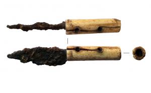 CTO-4063 - Couteau fer, osCouteau en fer avec manche en os, à dos dans la continuité du manche.  