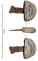 CTO-8033 - Couteau à mitrefer, plombTPQ : 1000 - TAQ : 1500Dague ou couteau à soie plate ; mitre de tête, ou pommeau en plomb moulé, en demi-cercle orné d'un motif quadrillé entouré de deux bandes périphériques également quadrillées.