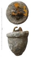 CUB-4122 - Curseur de balanceplomb sur ferTPQ : 100 - TAQ : 300Curseur de balance en plomb, en forme d'obus, coulé sur une boucle en fer, et plaqué d'une mince feuille de cuivre, sertie sous un bourrelet sommital.
