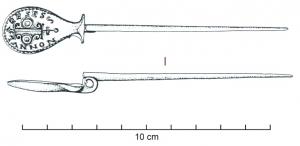 CUI-4002 - CochlearargentTPQ : 300 - TAQ : 400Cochlear à cuilleron en forme de bourse, dont le manche marque un décrochement percé d'un trou circulaire (crosse refermée sur elle-même) ; manche lisse et simplement effilé en pointe. Fréquent décor gravé, ou incrusté, dans le cuilleron.