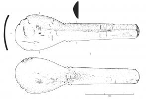 CUI-4003 - Cuillerbois de cerfTPQ : 250 - TAQ : 425Cuiller de grande taille, comportant un cuilleron peu profond, de forme ovale, et un manche plat assez court, placé dans le même plan ; objets généralement façonnés sans soin particulier, mais avec la possibilité d'un décor (encoches) entre le manche et le cuilleron.