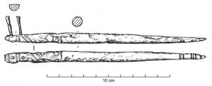 CUI-5003 - Cuiller compositebronze, bois (?)TPQ : 400 - TAQ : 550Cuiller composite cmposée d'un cuilleron en matériau organique (bois ou corne), solidement fixé par deux rivets à l'extrémité d'un manche rectiligne, effilé à l'extrémité proximale et généralement décoré d'incisions. La partie qui reçoit le cuilleron est aplanie sur une face pour faciliter le montage.