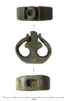 DAG-7007 - Dague à pommeau en omégafer, bronzeTPQ : 1200 - TAQ : 1400Dague en fer, à pommeau (et sans doute garde) rapportée(s) en alliage cuivreux (rivets de même); le pommeau affecte une forme générale en oméga, avec un motif central en fleuron encadré de deux appendices redressés. Lame triangulaire à dos rectiligne, un seul tranchant.