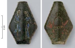 DAG-7008 - Dague à pommeau losangique émailléfer, bronzeDague à lame triangulaire effilée, le dos rectiligne souligné d'une profonde cannelure sur chaque pace; garde en alliage cuivreux, ajourée d'une ouverture reproduisant la section de la lame, avec des crans sur les côtés; pommeau losangique, également rapporté et en alliage cuivreux, orné d'incisions souvent pseudo-héraldiques sur une face.