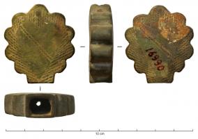 DAG-7012 - Daguefer, bronzeDague à pommeau rapporté en alliage cuivreux, sous la forme d'un cylindre épais à bords festonnés (parfois avec une languette s'adaptant sur la soie), orné sur es deux faces d'un décor incisé, de type géométrique ou armorial. Deux trous (de suspension ?) au sommet du pommeau, à l'opposé de l'ouverture destinée au passage de la soie.