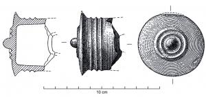 DCH-1003 - Objet à manchon cylindriquebronzeObjet à manchon cylidrique. Une extrémité fermée, débordante, est ornée d'un bouton central circonscrit de deux nervures. le manchon est également orné de nervures. Deux orifices opposés devaient permettre le passage d'une clavette.