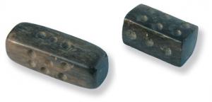 DEJ-3001 - Dé parallélépipédique (récent)osDé parallélépipédique en os, avec un marquage limité aux quatre grandes faces, mais pouvant éventuellement concerner les petits côtés (cercles simples très généralement, parfois pointés).