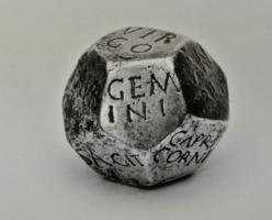 DEJ-4017 - Dé dodécaédriqueplomb argentéDé dont les douze faces, de forme pentagonale, portent incisés les noms des zodiaques : GEMINI, SAGIT(tarius), CAPRICORNI..., etc.