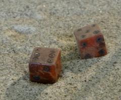 DEJ-4020 - Dé cubique massifambreDé taillé et poli dans un bloc d'ambre; le marquage, de 1 à 6, fait généralement appele à des cercles pointés et/ou oculés.