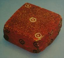 DEJ-4023 - Dé parallélépipédique massifambreDé parallépipédique, de forme carrée dans un plan mais rectangulaire effilée dans l'autre. Les valeurs 4 et 3 se trouvent sur les faces les plus larges; cercles pointés pour le chiffrage.