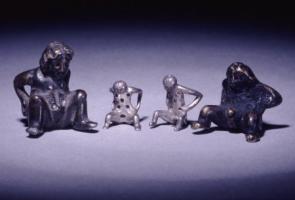 DEJ-9006 - Dé en forme de personnage accroupibronzeDé en forme de figurine féminine assise, les mains posées sur les hanches et les coudes ramenés en arrière. Le chiffrage comprend 6 points sur le torse et d'autres sur le dos.