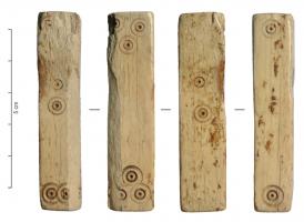 DEJ-9011 - Dé parallélépipédique très allongéosDé parallélépipédique très allongé, de section transversale carrée, marqué sur chacune des longues faces, de 3 à 6 points profonds. Les exemplaires les plus allongés peuvent être légèrement convexes sur les longs côtés.
