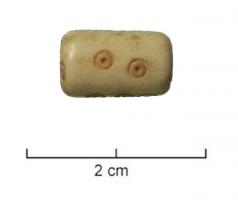 DEJ-9015 - Dé cylindriqueosDé cylindrique mais avec 4 faces très légèrement aplanies pour que le dé se stabilise plus facilement sur un chiffre précis ; chiffrage de 1 à 6 en cercles oculés.